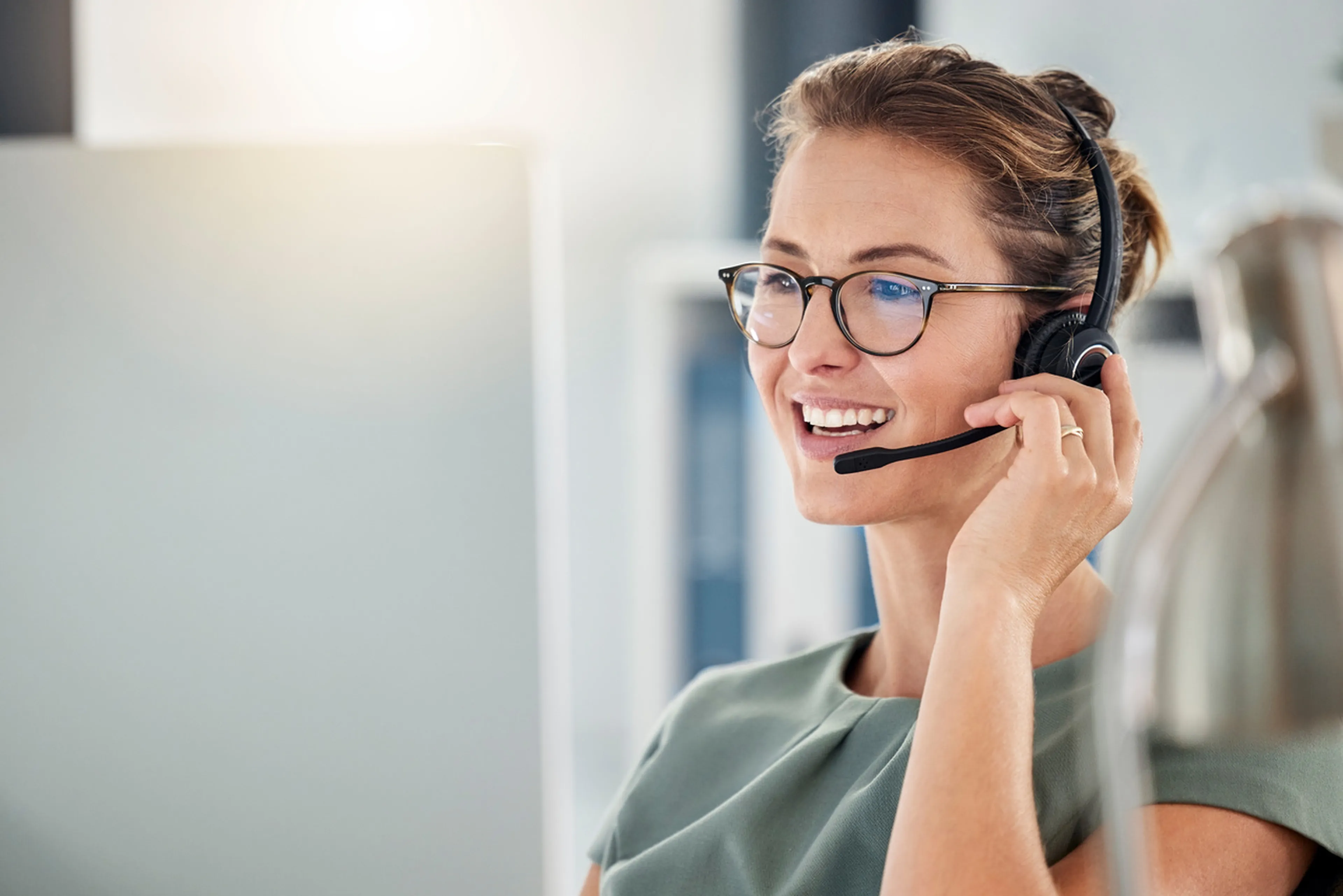 Frau telefoniert mit Headset