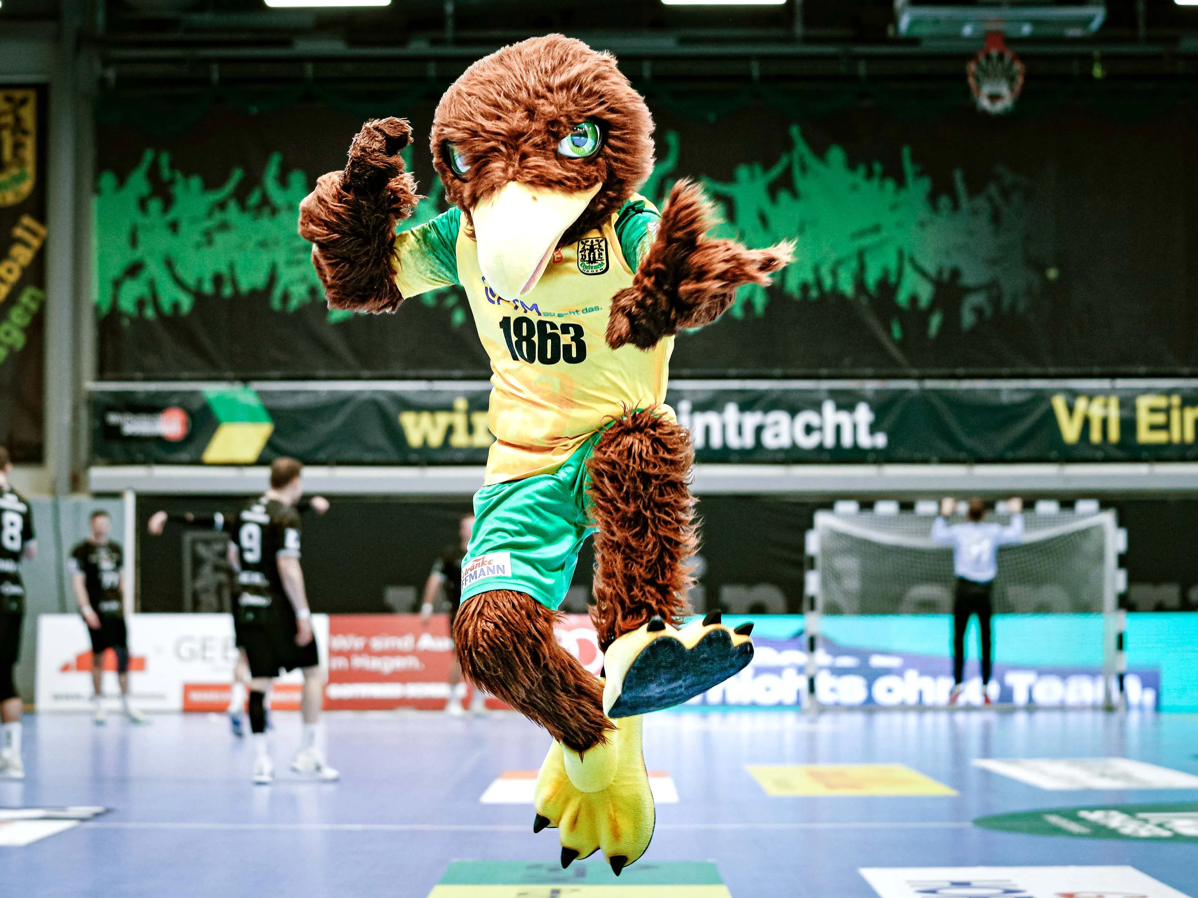 Maskottchen des VfL Eintracht Hagen bei Handballspiel in der Halle