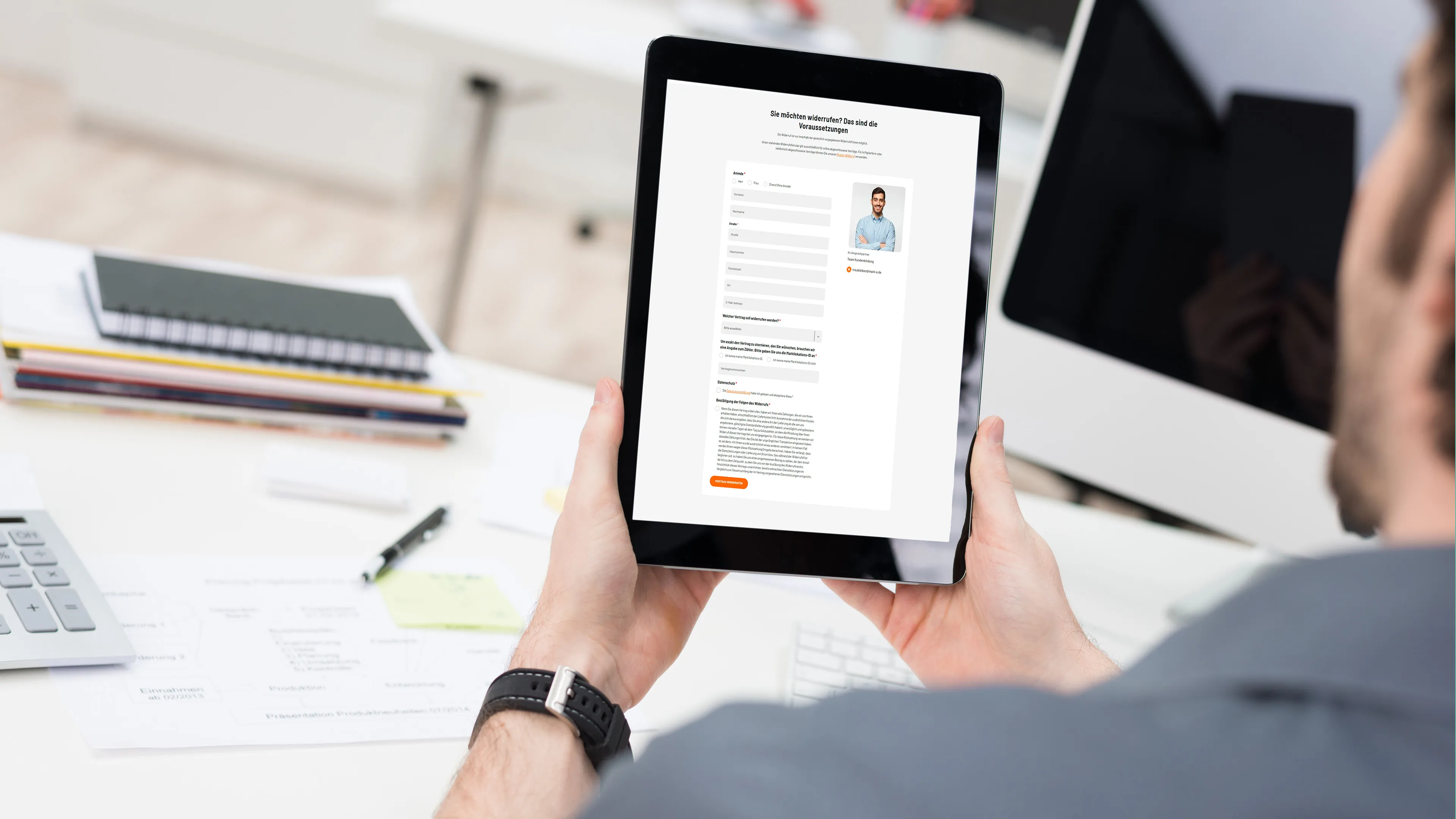 Online geschlossene Verträge einfach widerrufen wie der hier gezeigte Mann mit seinem Tablet