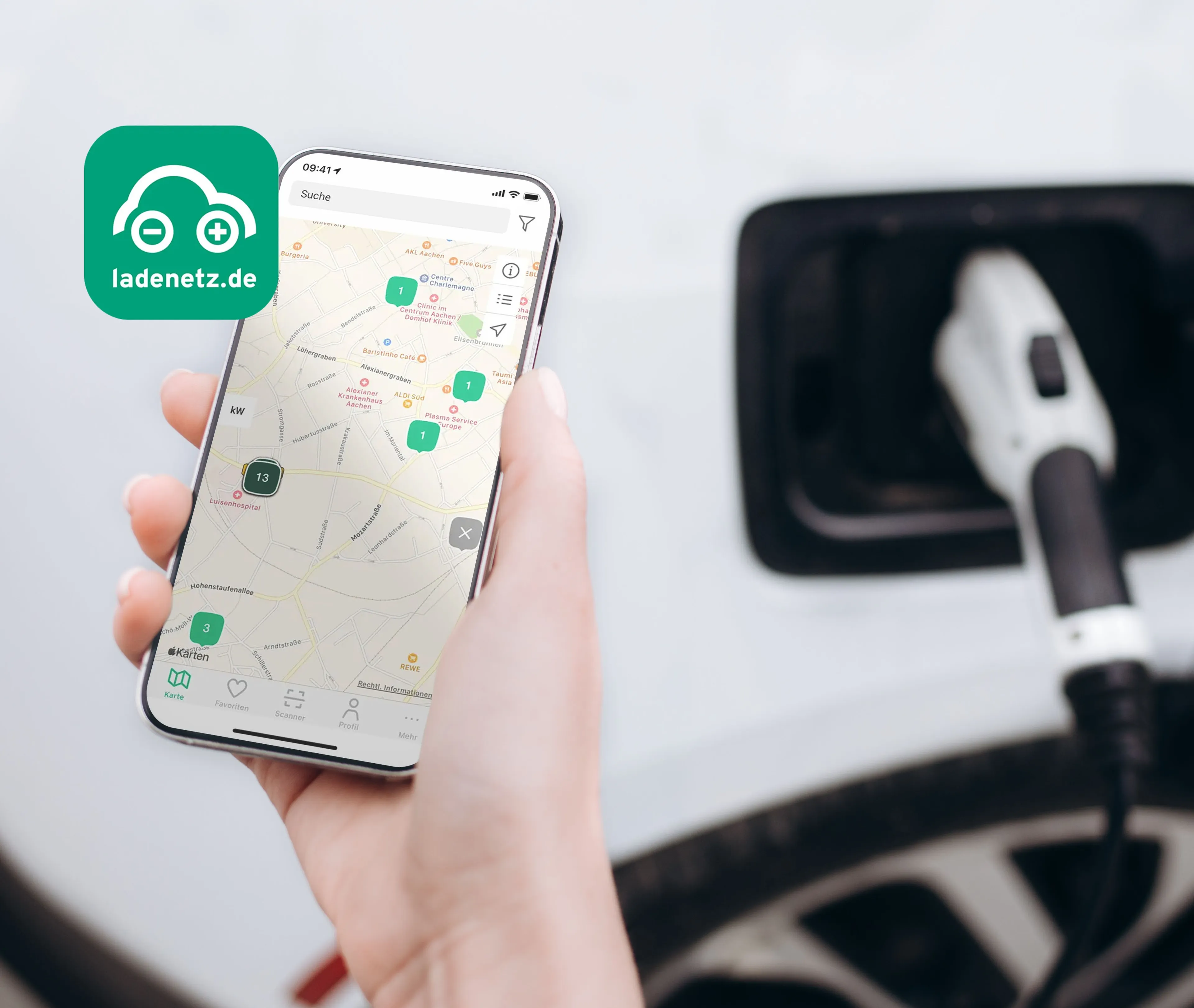 Die Lade-App von ladenetz ist geöffnet und man sieht die Standorte in der Nähe. Im Hintergrund läd ein Auto.