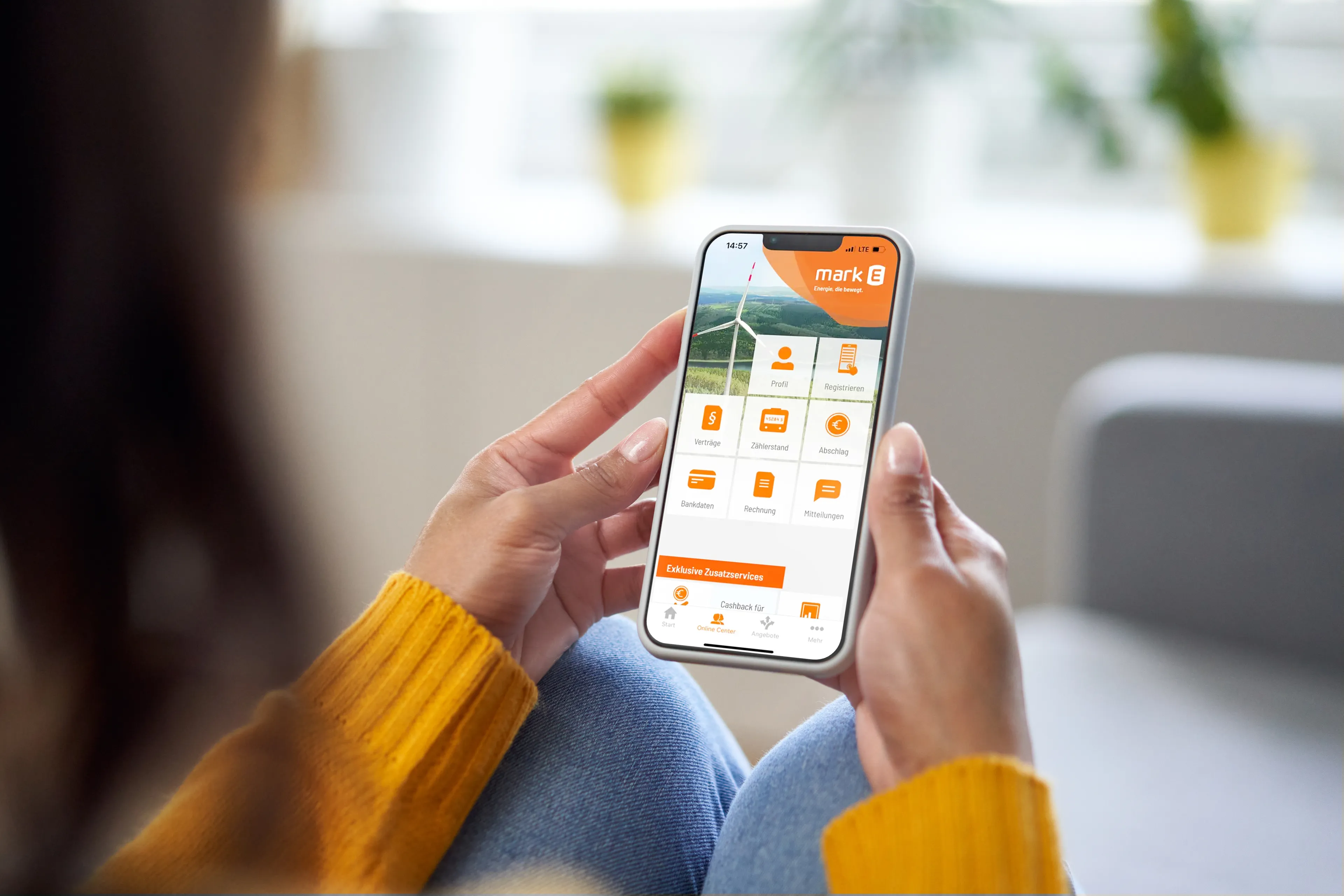 Hände halten Smartphone mit der Mark-E App